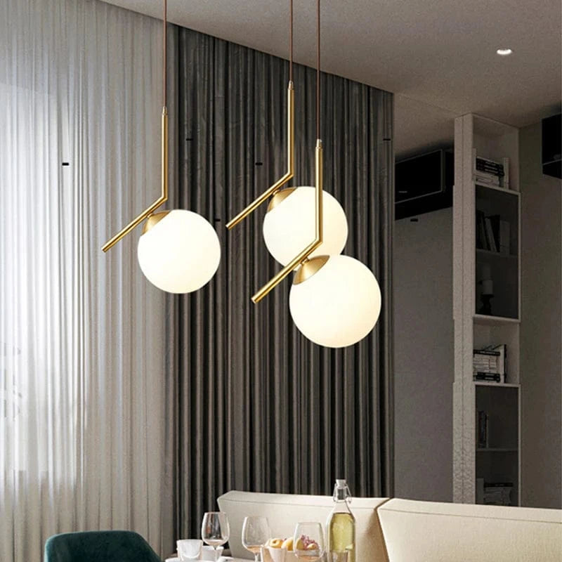 Stylowa lampa do salonu Feimefeiyou z trzema białymi kulistymi kloszami i złotymi elementami