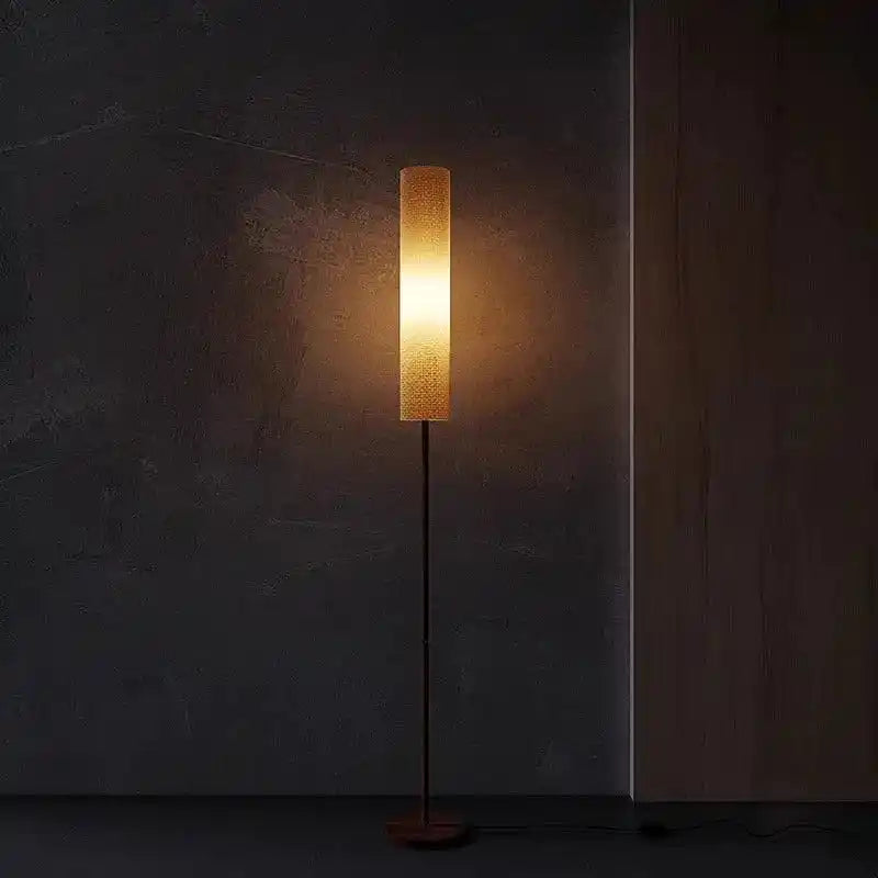 Stylowa lampa do wnętrz stojąca z wąskim mlecznym kloszem i metalową podstawą