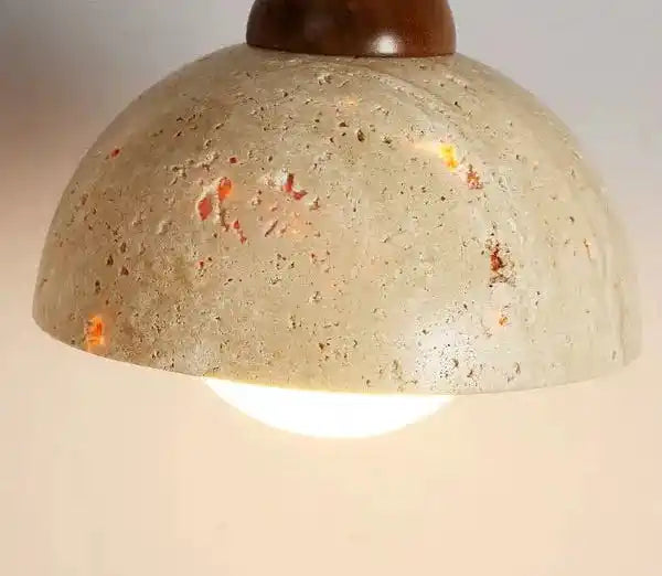 Stylowa lampa wisząca z półokrągłym kloszem o naturalnej fakturze i ciepłym świetle