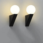 Stylowy kinkiet LEITELL z czarną podstawą i białą kulistą lampą nowoczesny design