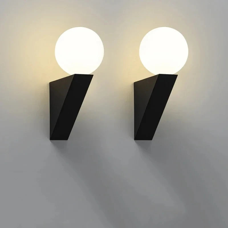 Stylowy kinkiet LEITELL z czarną podstawą i białą kulistą lampą nowoczesny design