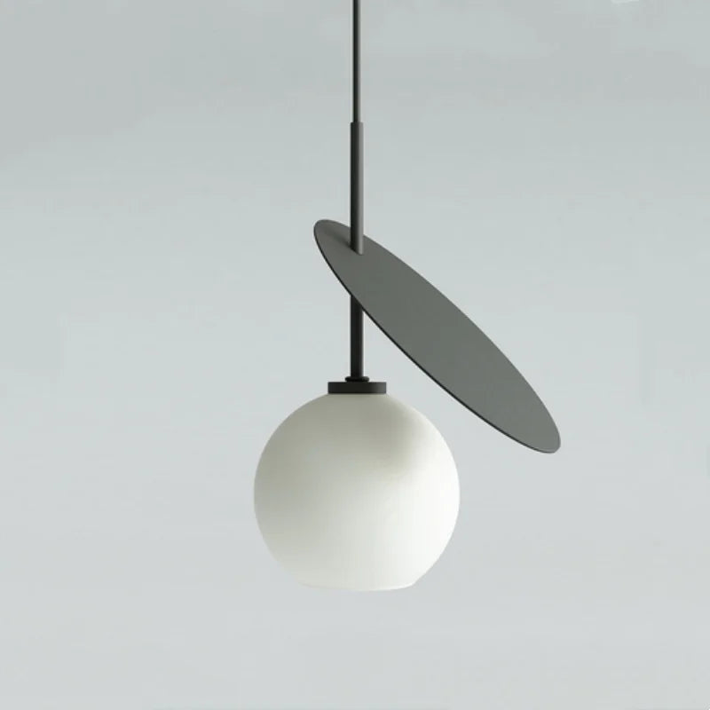 Lampa wisząca Wiśnia, kula biała, nowoczesny design, idealna do salonu