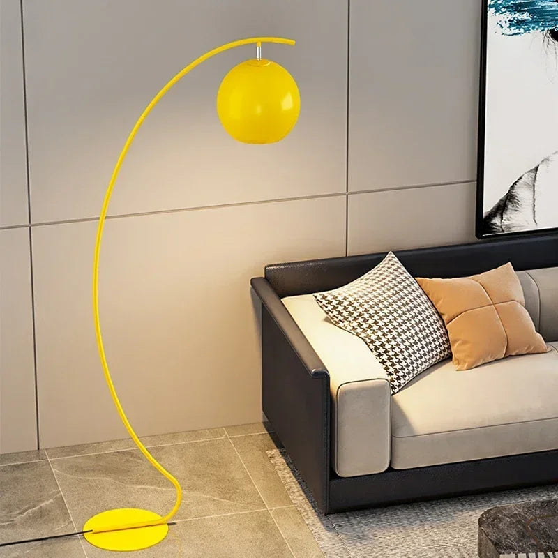 Żółta lampa stojąca JIANKEXING z okrągłym kloszem w nowoczesnym salonie przy kanapie
