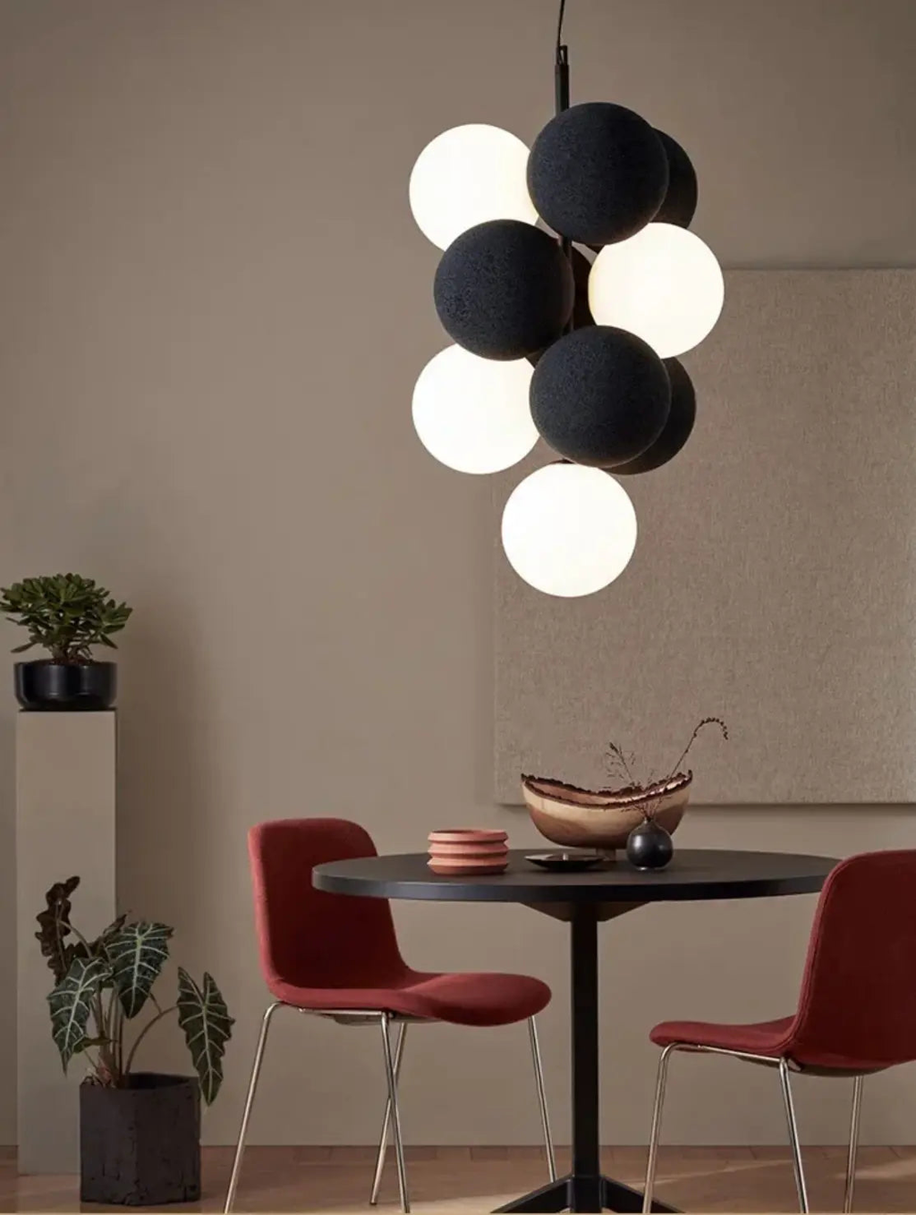 Nowoczesny żyrandol JIN YI Lighting Store z kulistymi czarnymi i białymi kloszami nad stołem